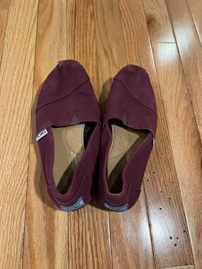 TOMS Slip-On Flats in Burgundy Canvas